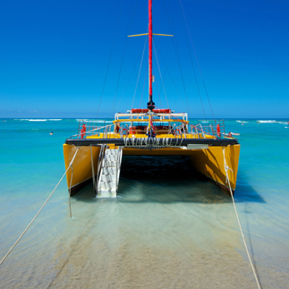 waikiki-all-inclusive-barefoot-catamaran-sail